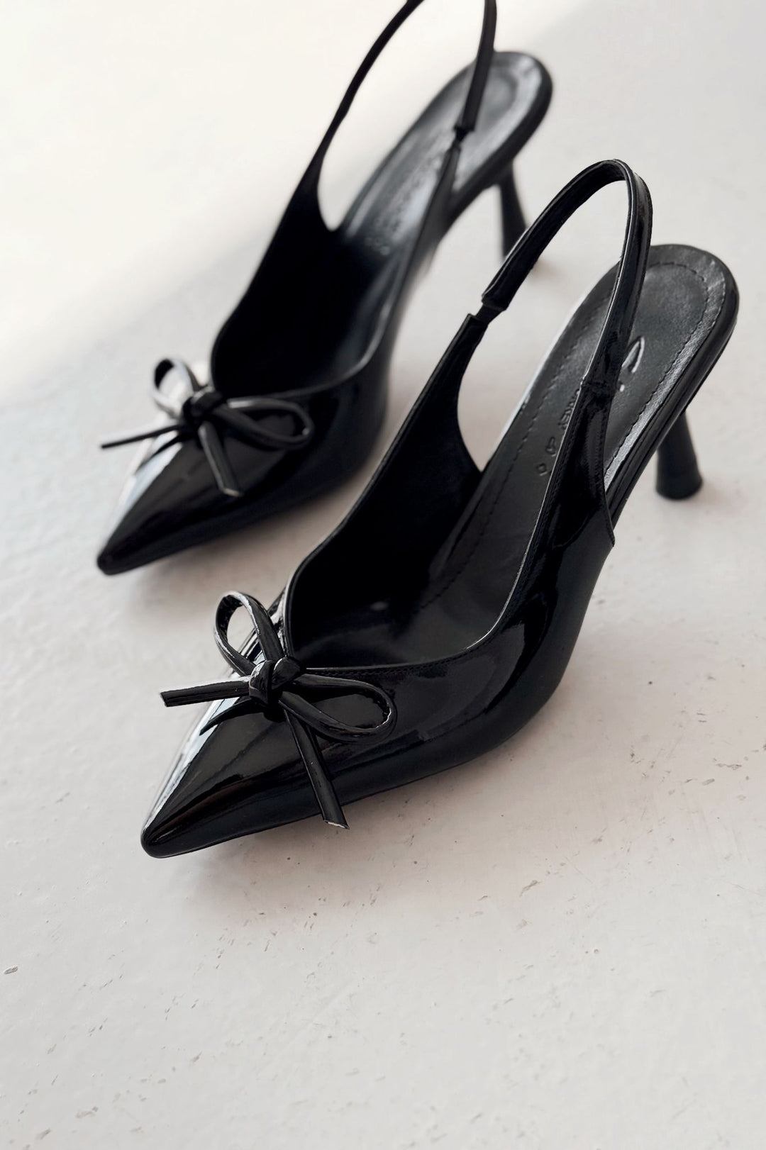 Avalis Rugan Siyah Fiyonk Detaylı Topuklu Kadın Ayakkabı - ILOVESHOES Türkiye