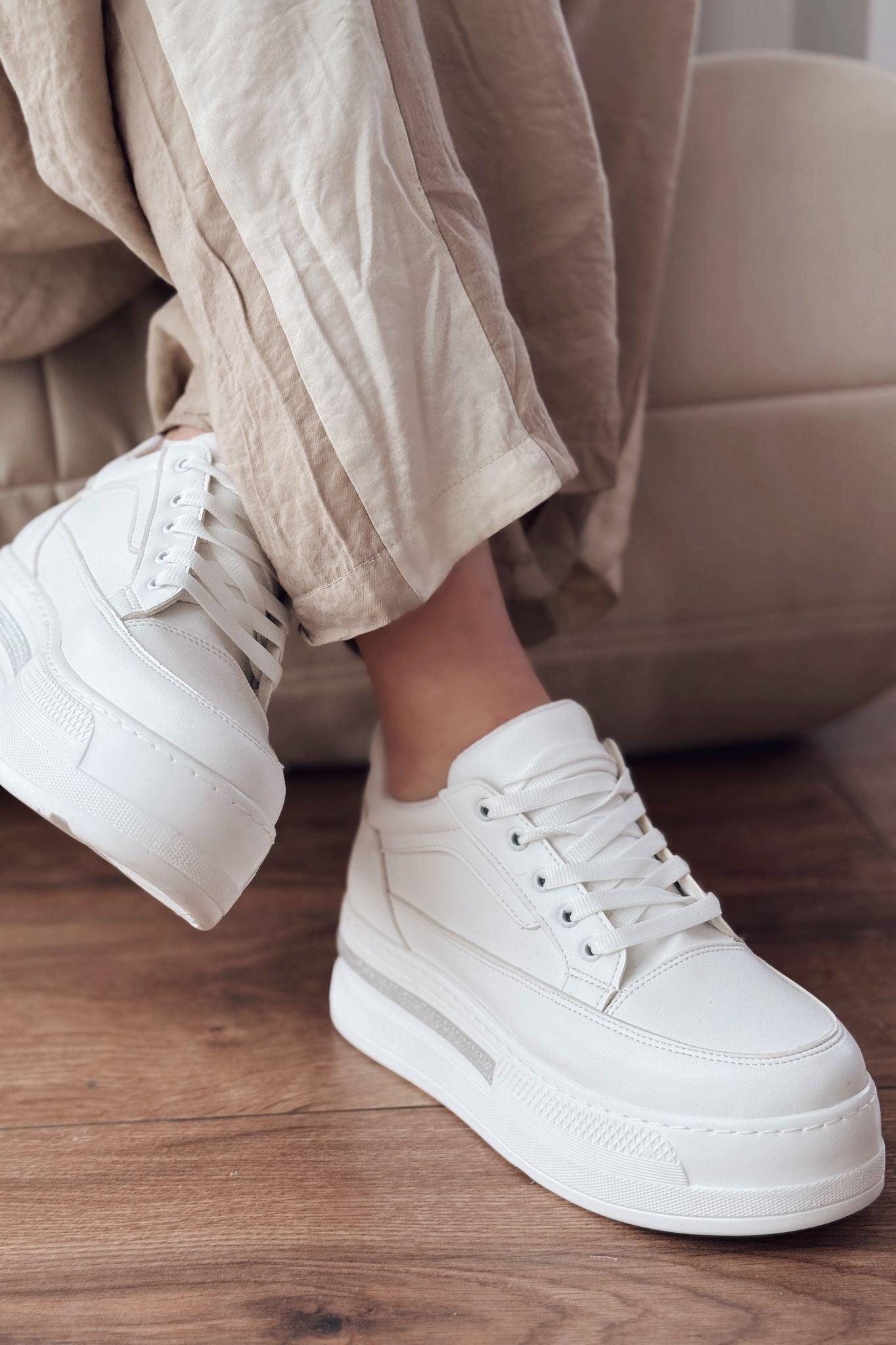 Yovira Beyaz Bağcıklı Taban Taş Aksesuarlı Günlük Spor Ayakkabı - ILOVESHOES