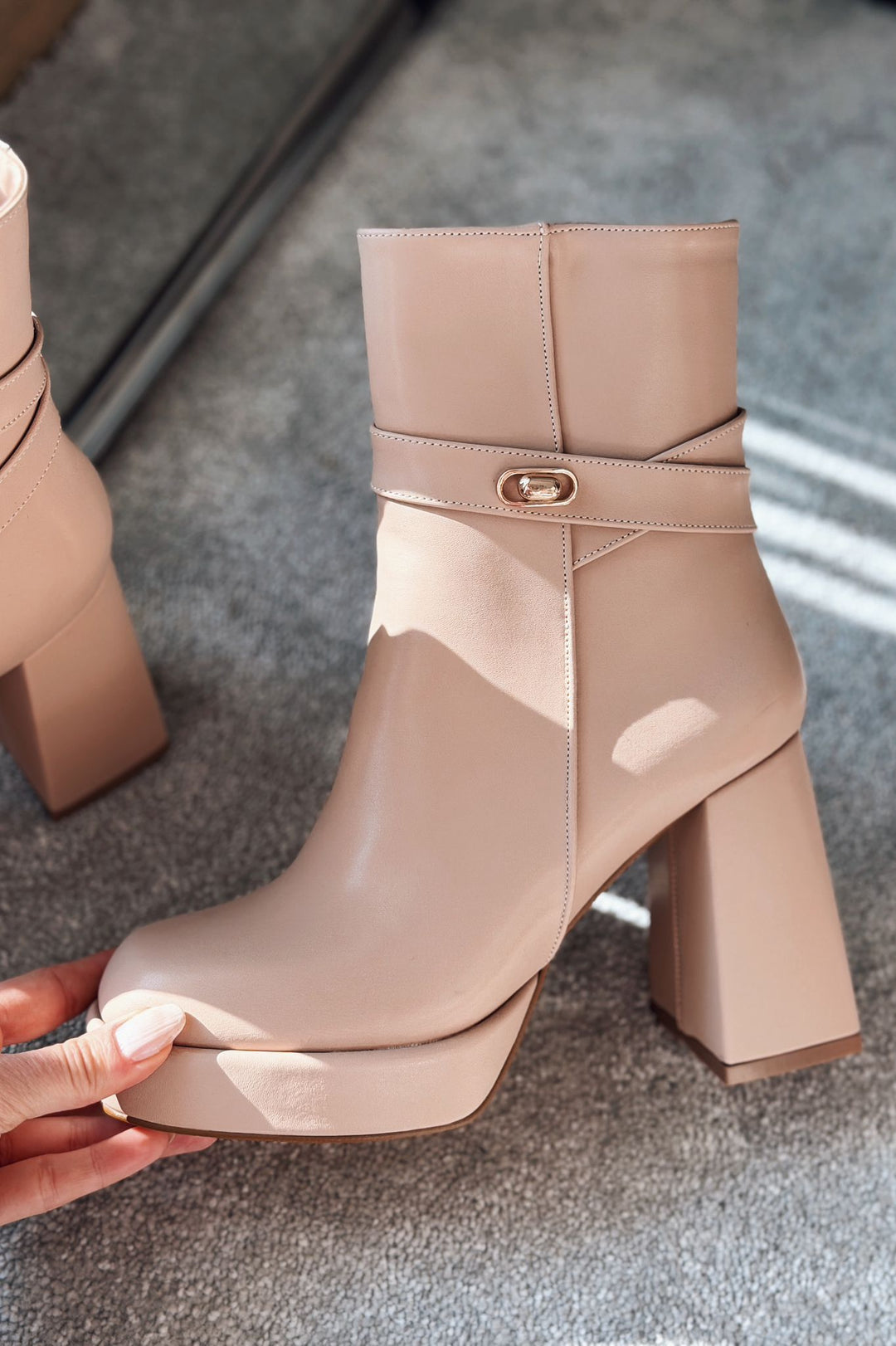 Xeniar Mat Deri Platform Topuklu Fermuarlı Toka Detaylı Bej Kadın Bot - ILOVESHOES