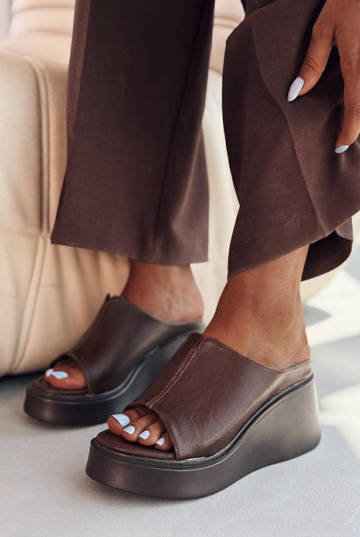 Torvyn Acıkahve Mat Deri Kadın Dolgu Topuklu Terlik - ILOVESHOES