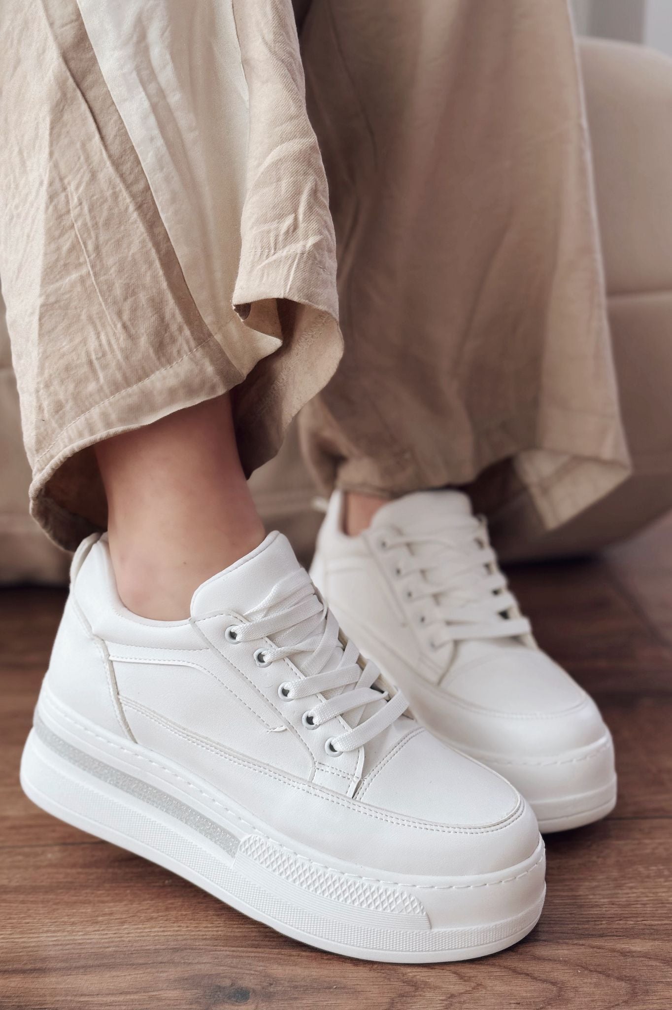 Yovira Beyaz Bağcıklı Taban Taş Aksesuarlı Günlük Spor Ayakkabı - ILOVESHOES