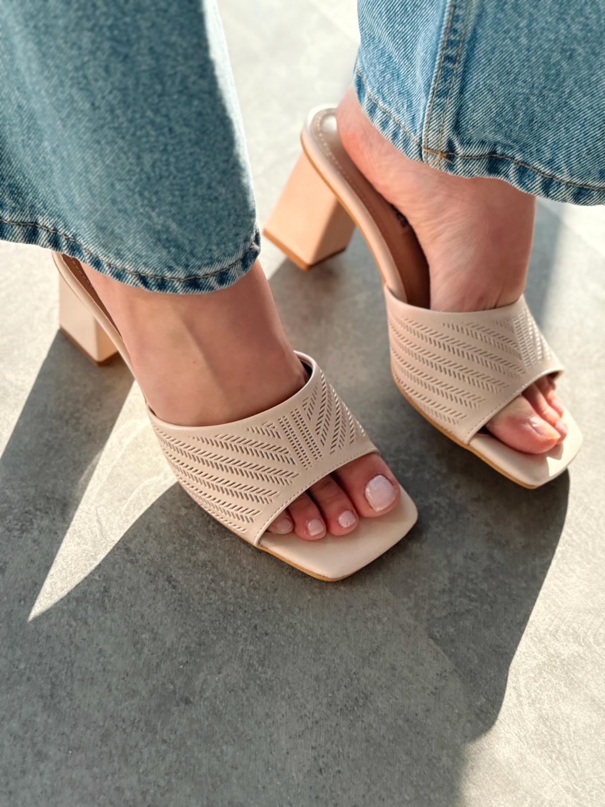 Minya Mat Deri Bej Desenli Kalın Topuklu Terlik - ILOVESHOES