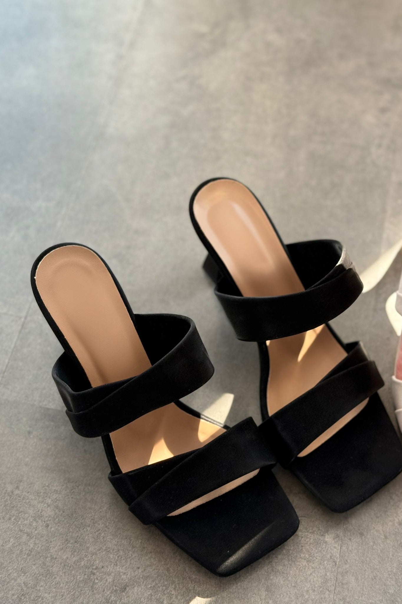 Mirvo Mat Deri Siyah Bant Detaylı Topuklu Terlik - ILOVESHOES