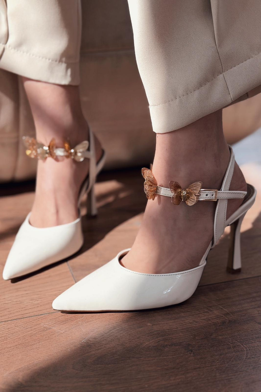 Senar Stiletto Beyaz Rugan Kelebek Detaylı - ILOVESHOES