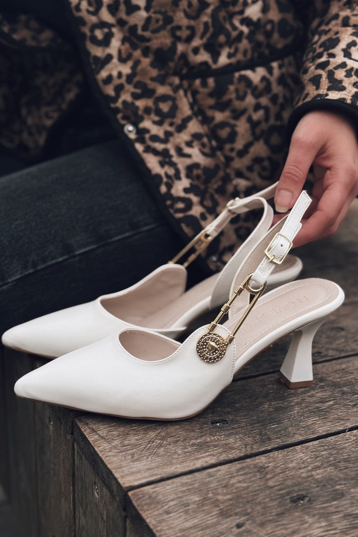 Relvor Mat Deri Beyaz Toka Detaylı Stiletto