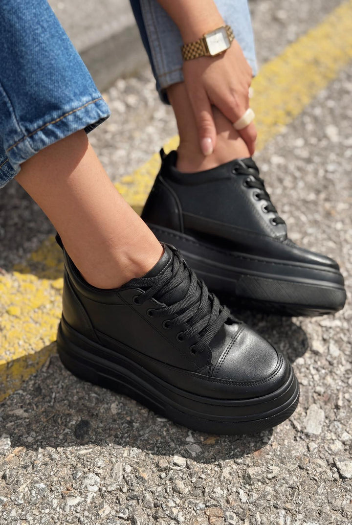 Korin Kadın Spor Ayakkabı Siyah Mat Deri Gizli Topuklu - ILOVESHOES