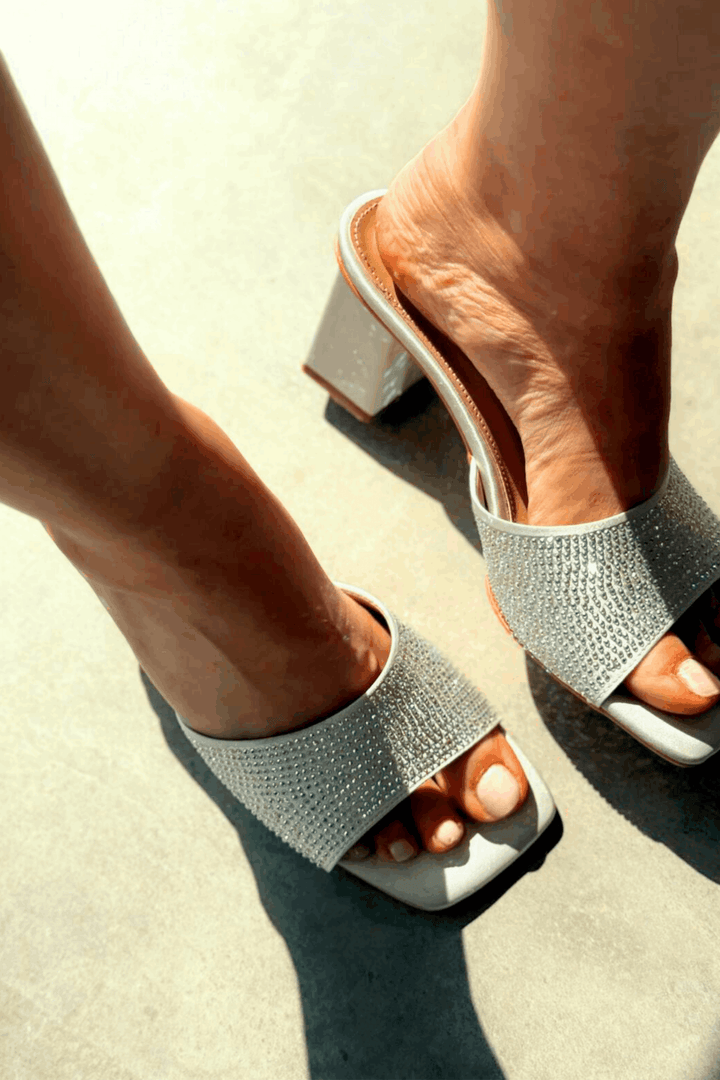 Norma Saten Gümüş Taş Detaylı Kalın Topuklu Terlik - ILOVESHOES