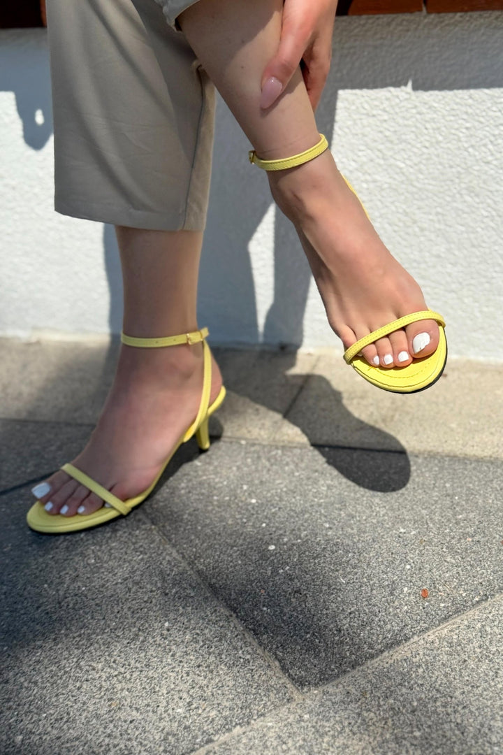 Colva Mat Deri Sarı Tek Bant Topuklu Ayakkabı - ILOVESHOES