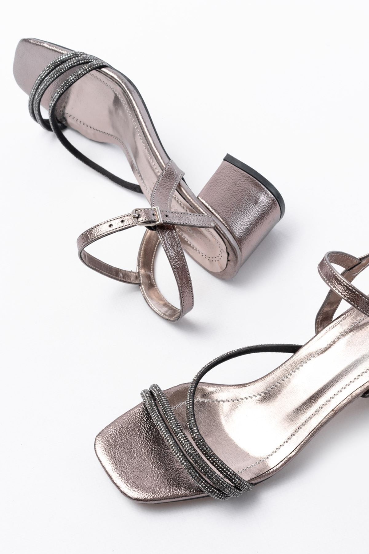Soline Parlak Deri Platin Kadın Topuklu Ayakkabı - ILOVESHOES