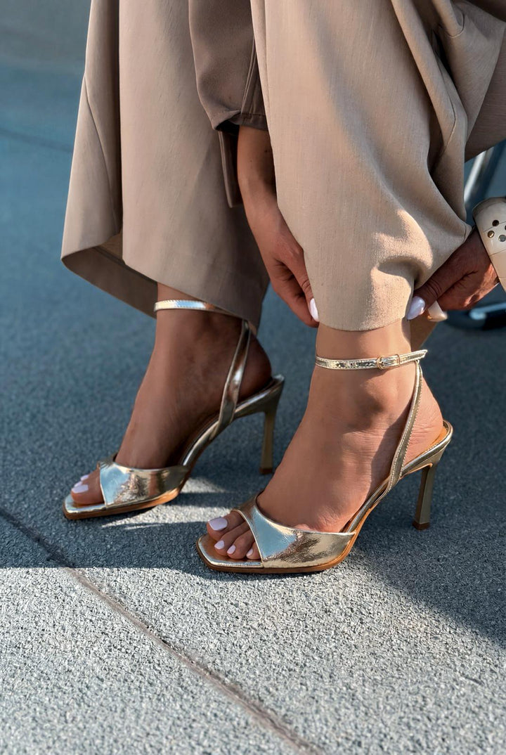 Elvona Gold Parlak Deri Kadın Topuklu Ayakkabı - ILOVESHOES