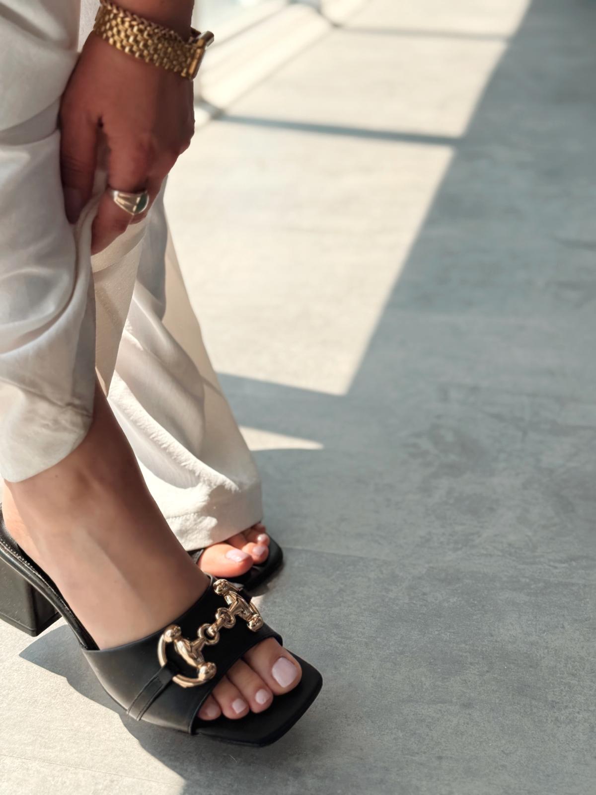 Sorey Mat Deri Siyah Toka Detaylı Kalın Topuklu Terlik - ILOVESHOES