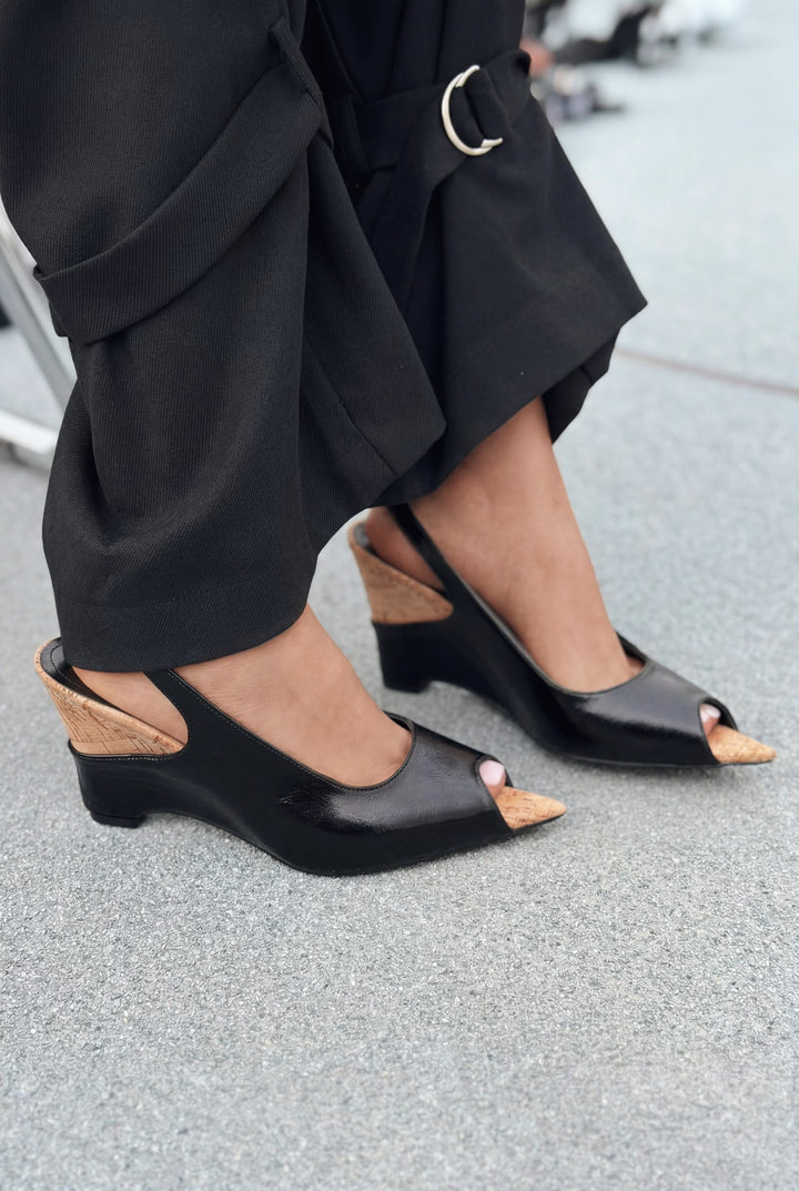 Nerov Siyah Kırışık Deri Kadın Dolgu Topuklu Sandalet - ILOVESHOES