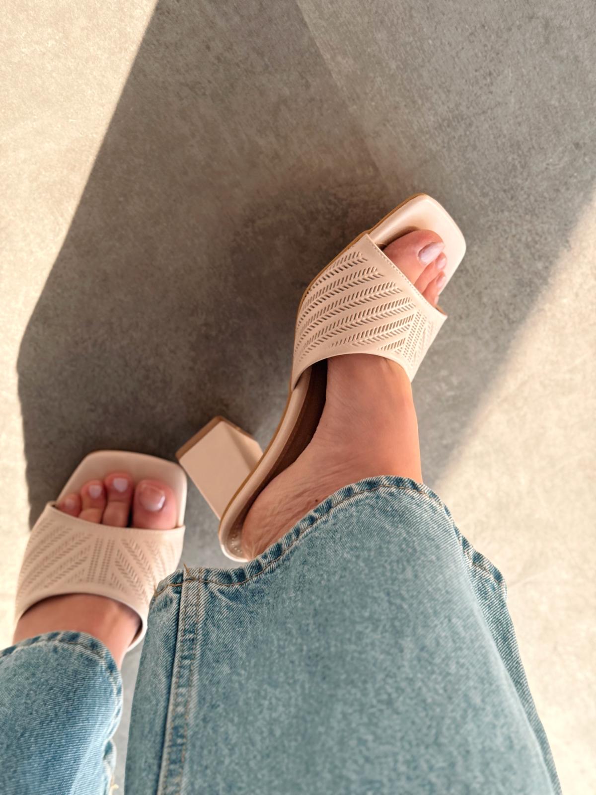 Minya Mat Deri Bej Desenli Kalın Topuklu Terlik - ILOVESHOES