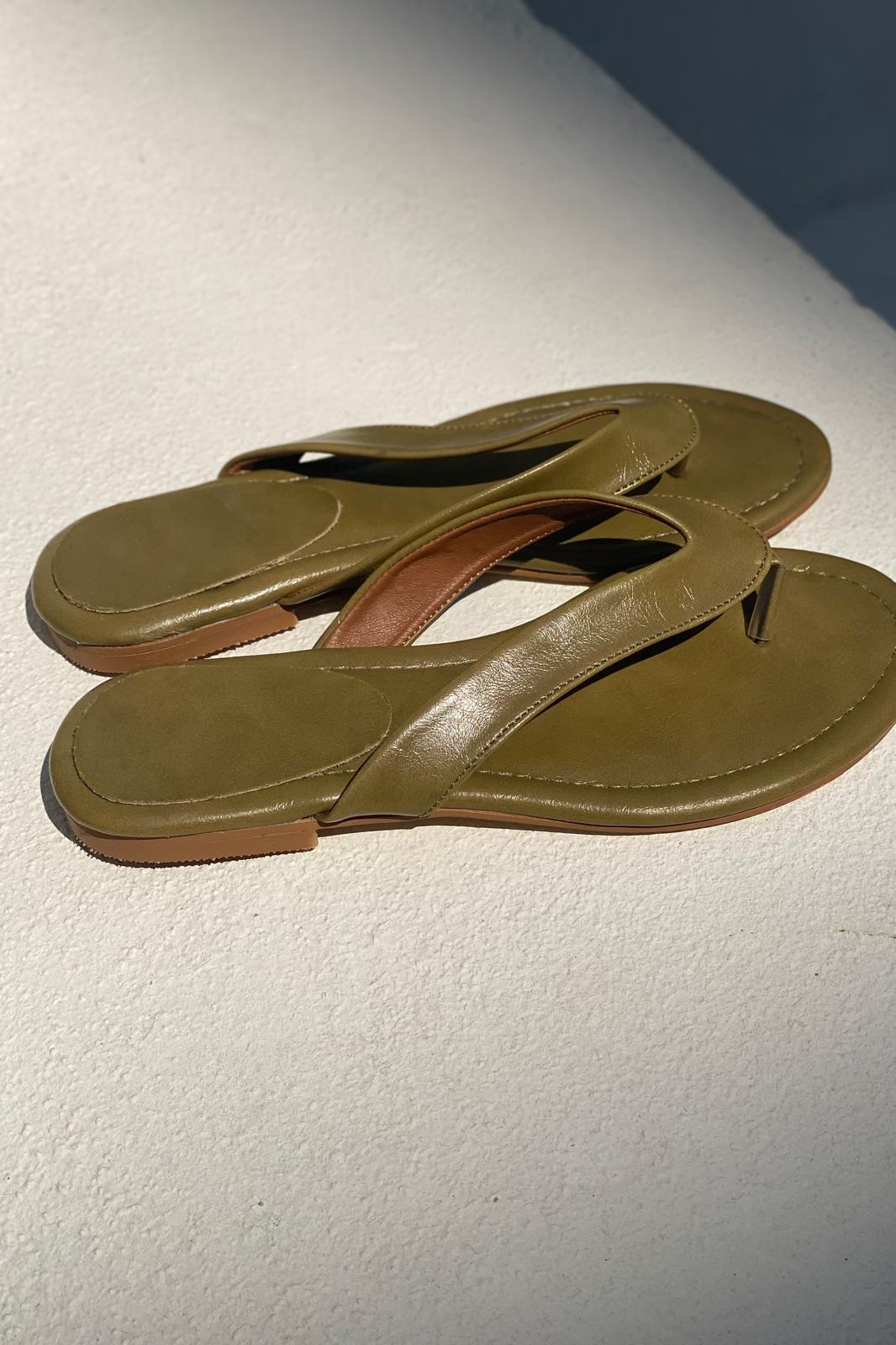 Orlen Parlak Deri Haki Parmak Arası Düz Kadın Terlik - ILOVESHOES