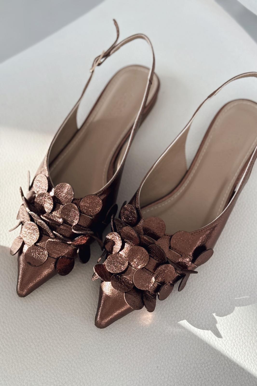 Monira Parlak Deri Bronz Aplike Detaylı Babet - ILOVESHOES