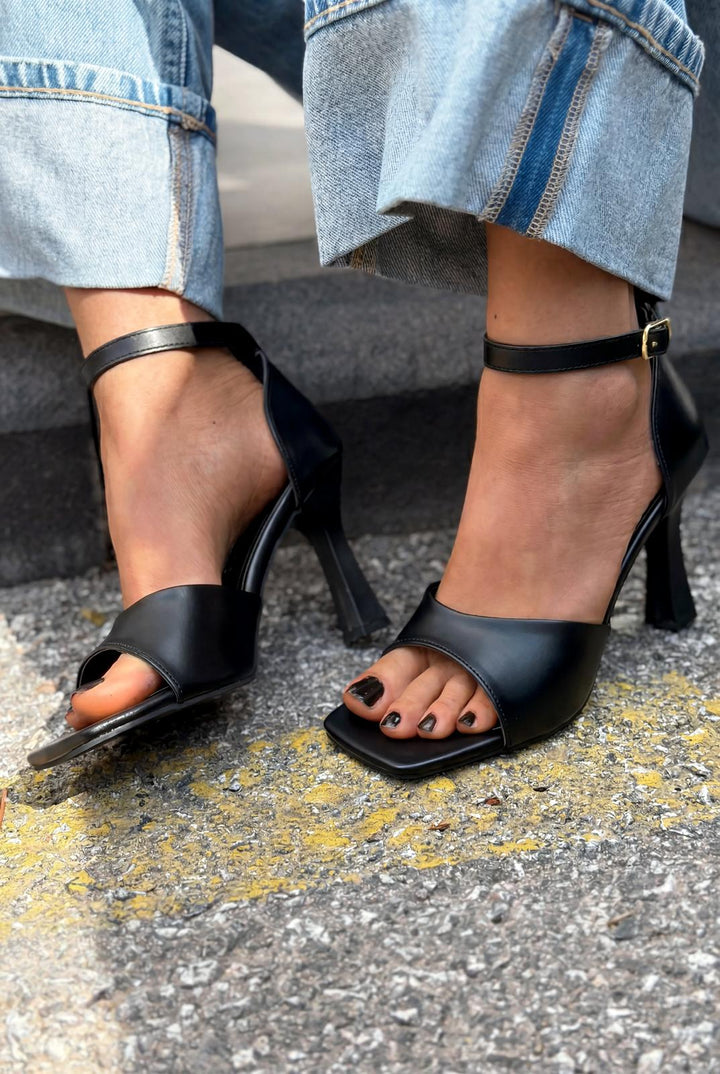 Arnel Siyah Mat Deri Kadın Topuklu Sandalet - ILOVESHOES