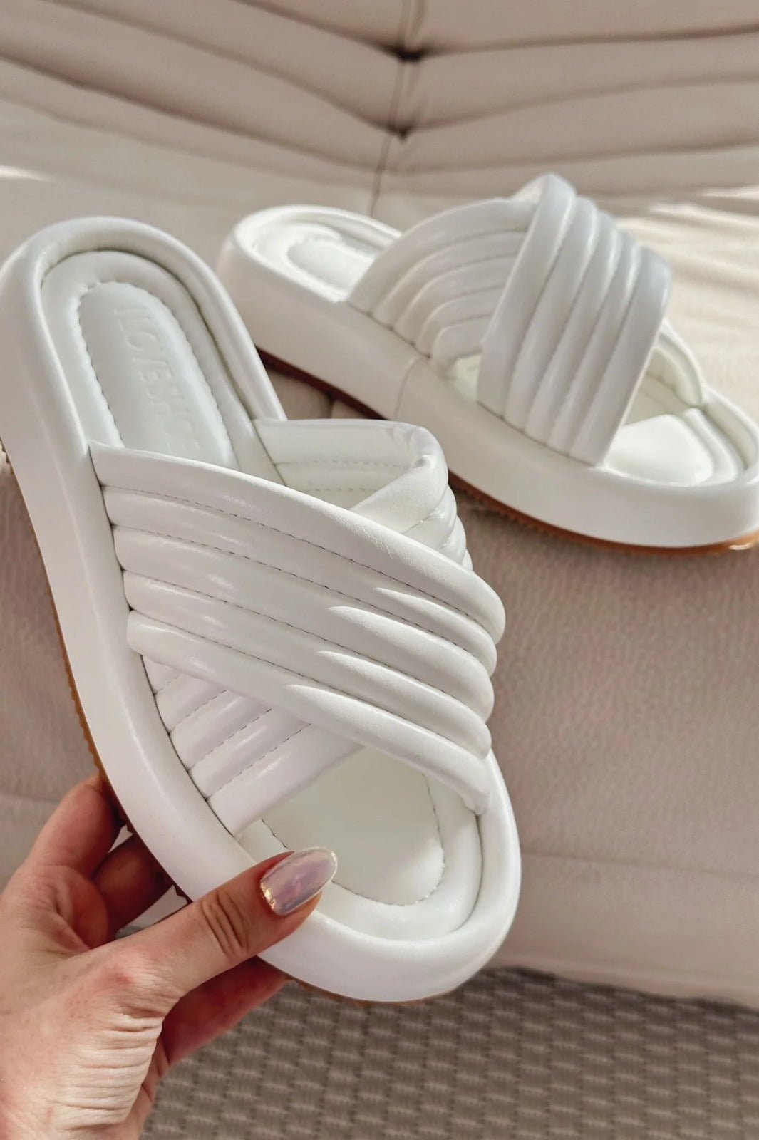 Zayten Mat Deri Beyaz Çapraz Bant Detaylı Kadın Terlik - ILOVESHOES