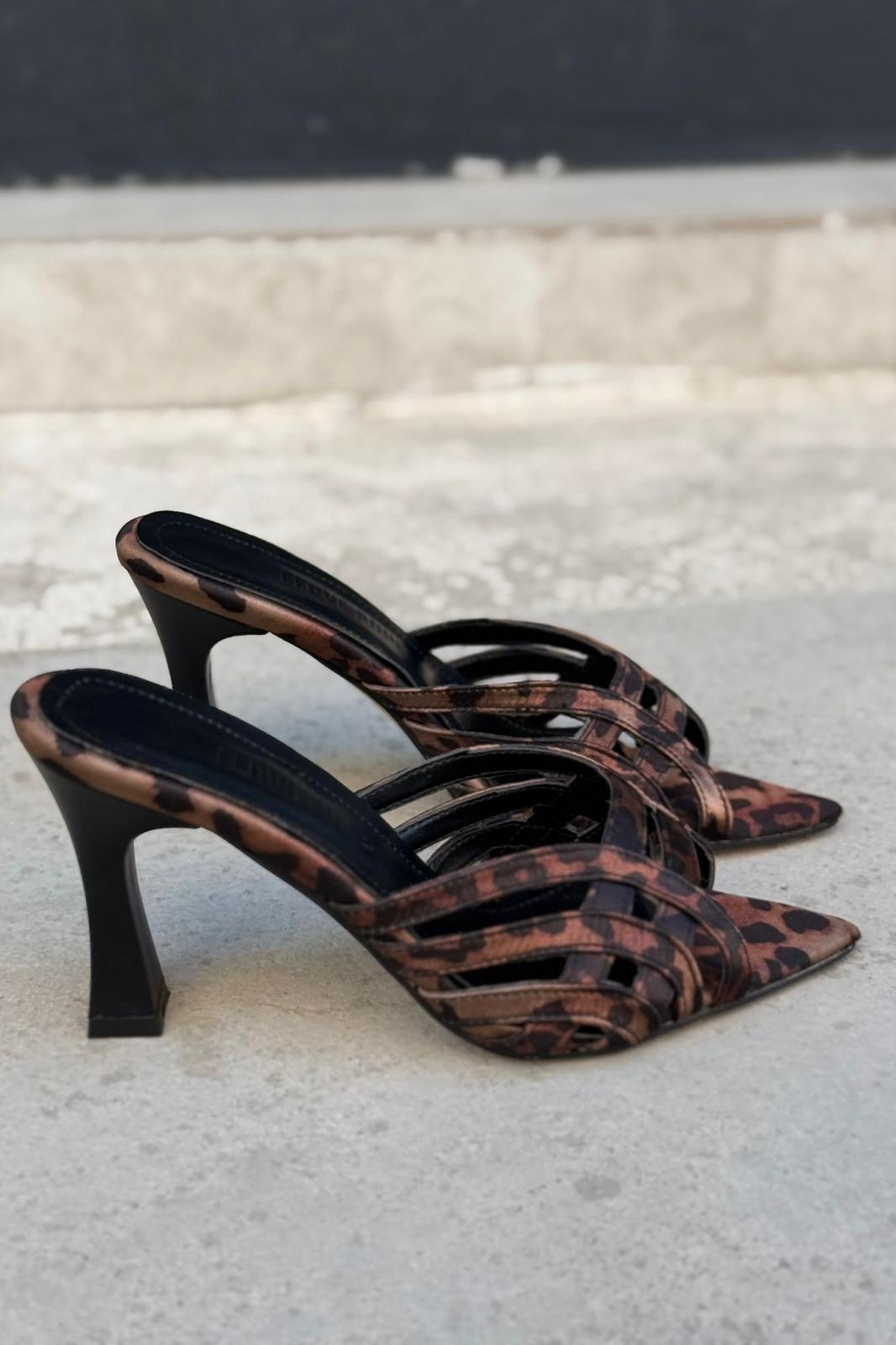 Lumon Saten Leo Desenli Bant Detaylı Topuklu Terlik - ILOVESHOES