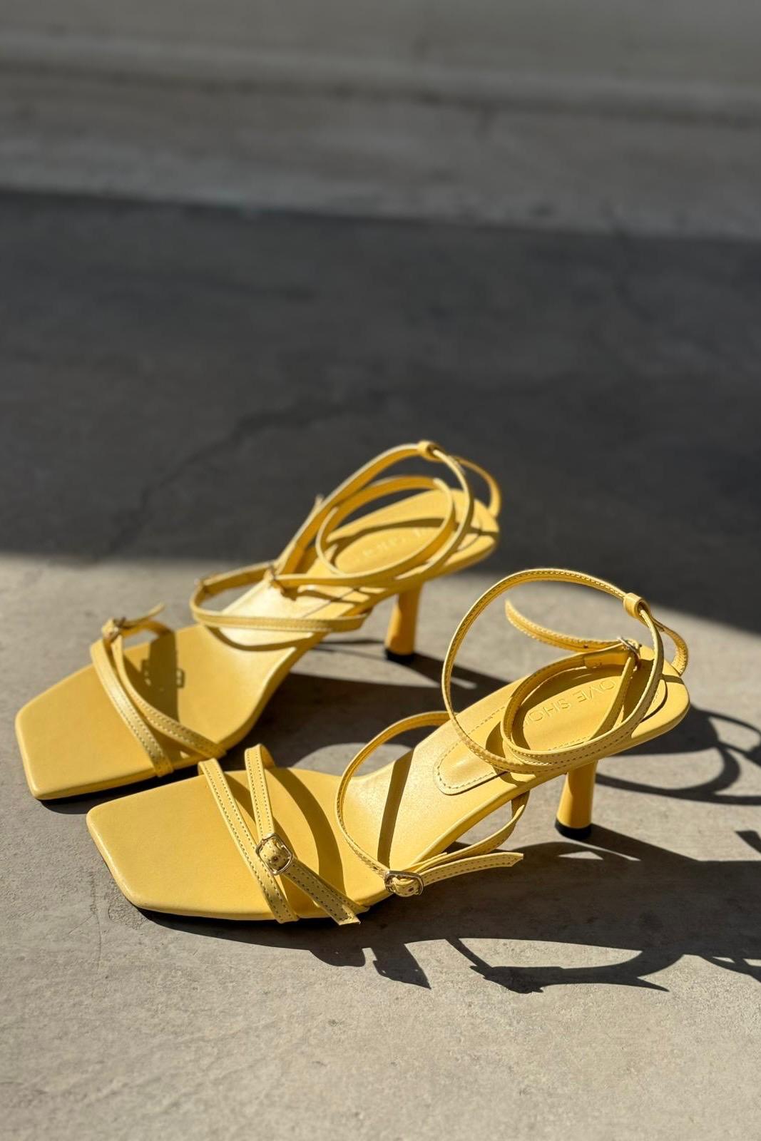 Gronse Mat Toka Detaylı İnce Topuklu Ayakkabı Sarı - ILOVESHOES