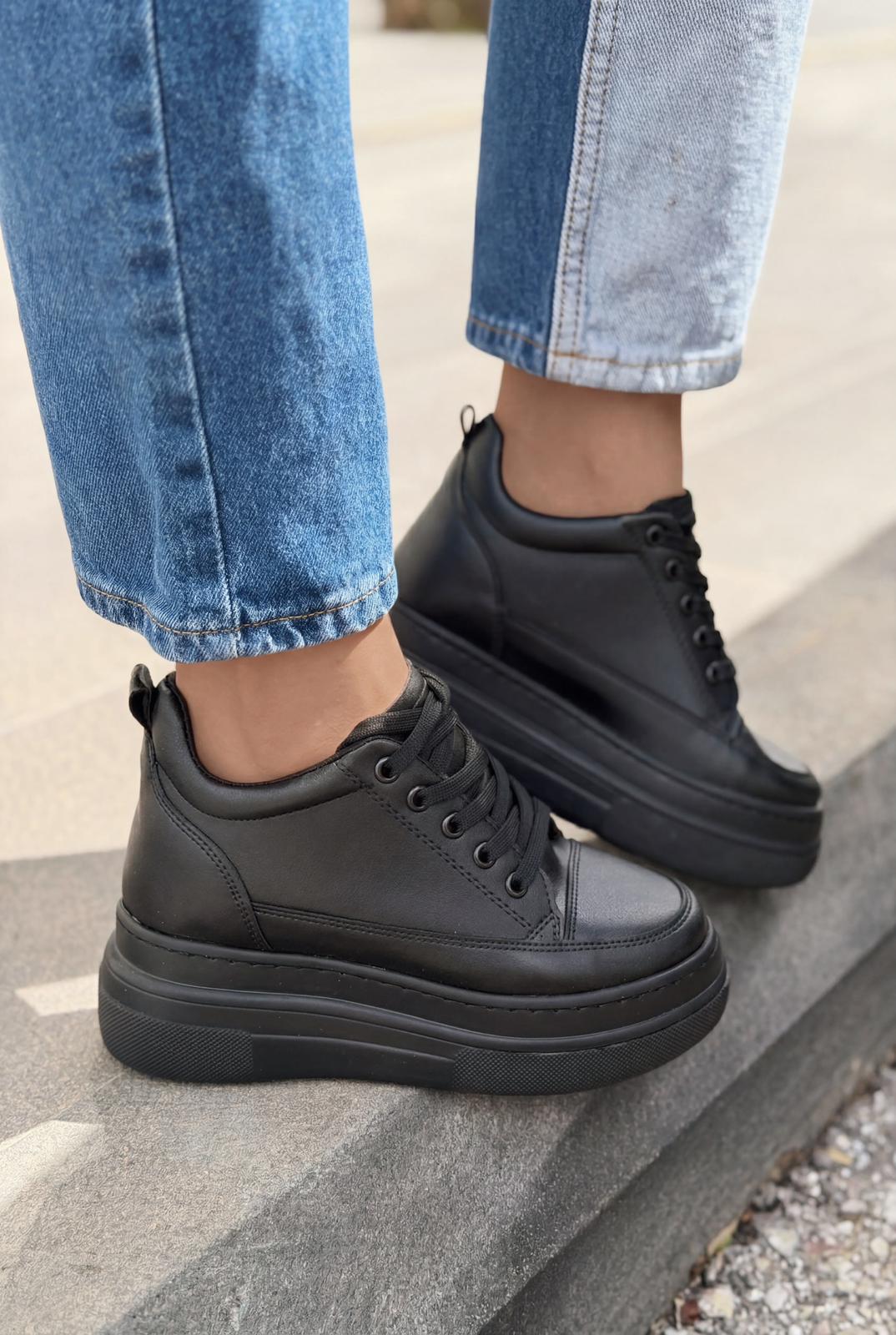 Korin Kadın Spor Ayakkabı Siyah Mat Deri Gizli Topuklu - ILOVESHOES