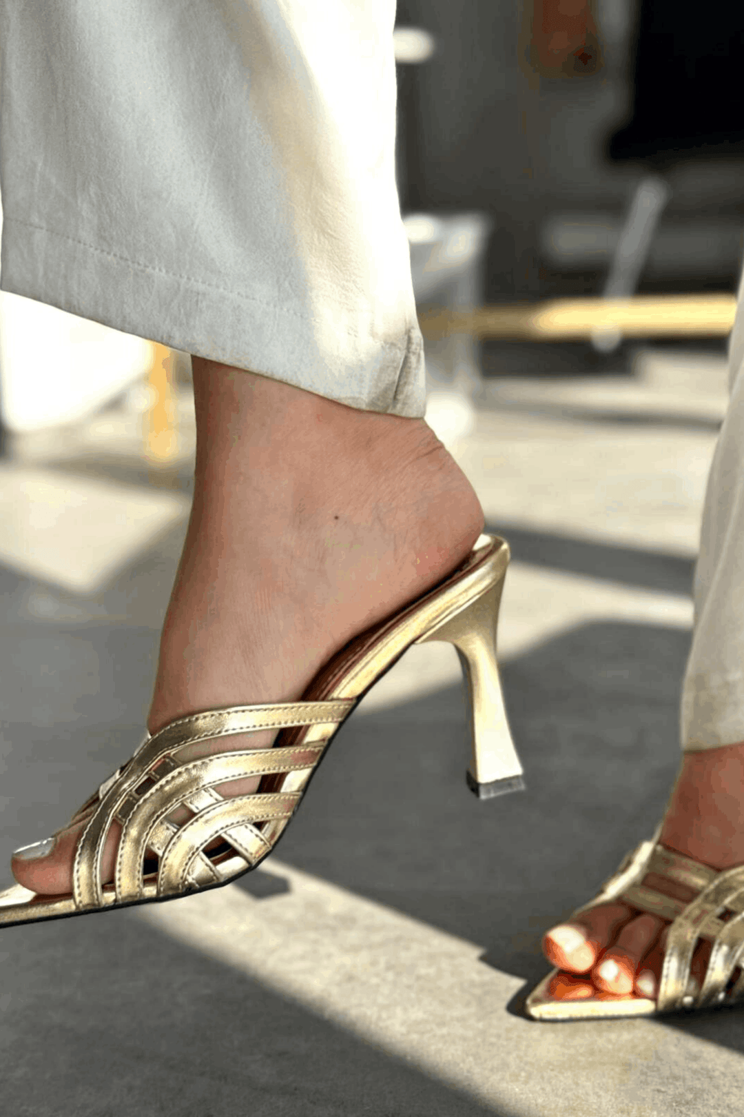 Lumon Parlak Deri Gold Bant Detaylı Topuklu Terlik - ILOVESHOES