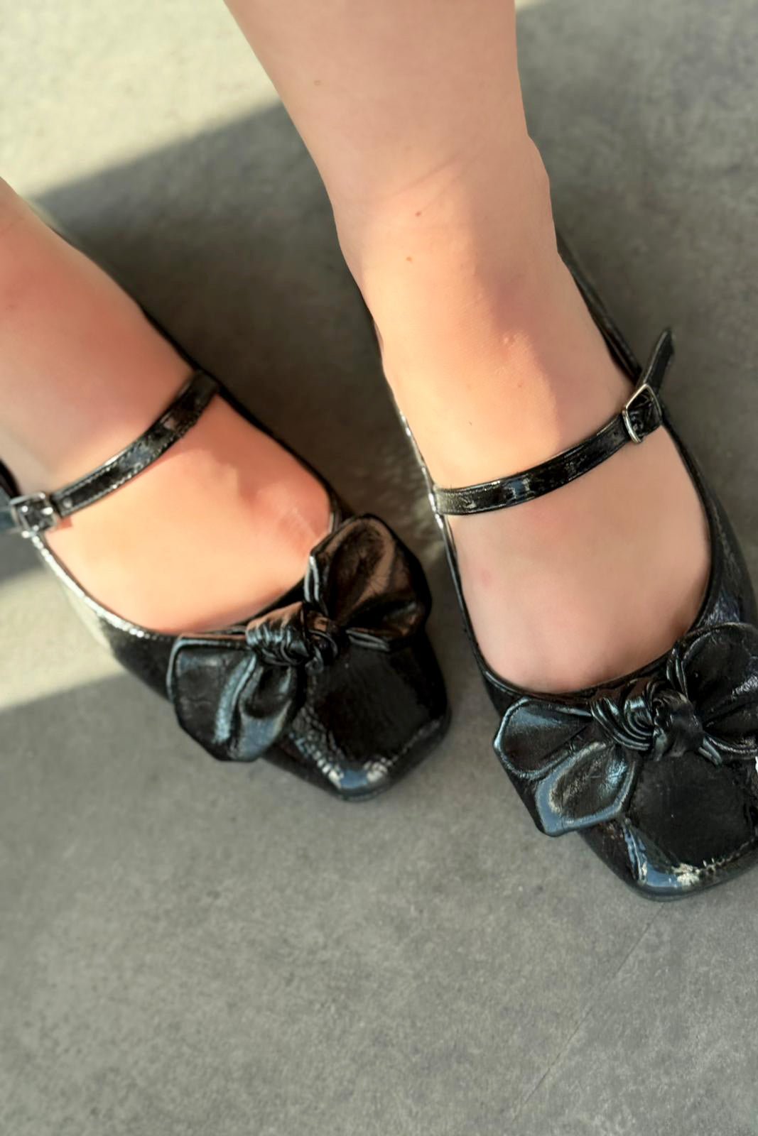 Ratins Kırışık Deri Siyah Kurdele Detaylı Kadın Babet - ILOVESHOES