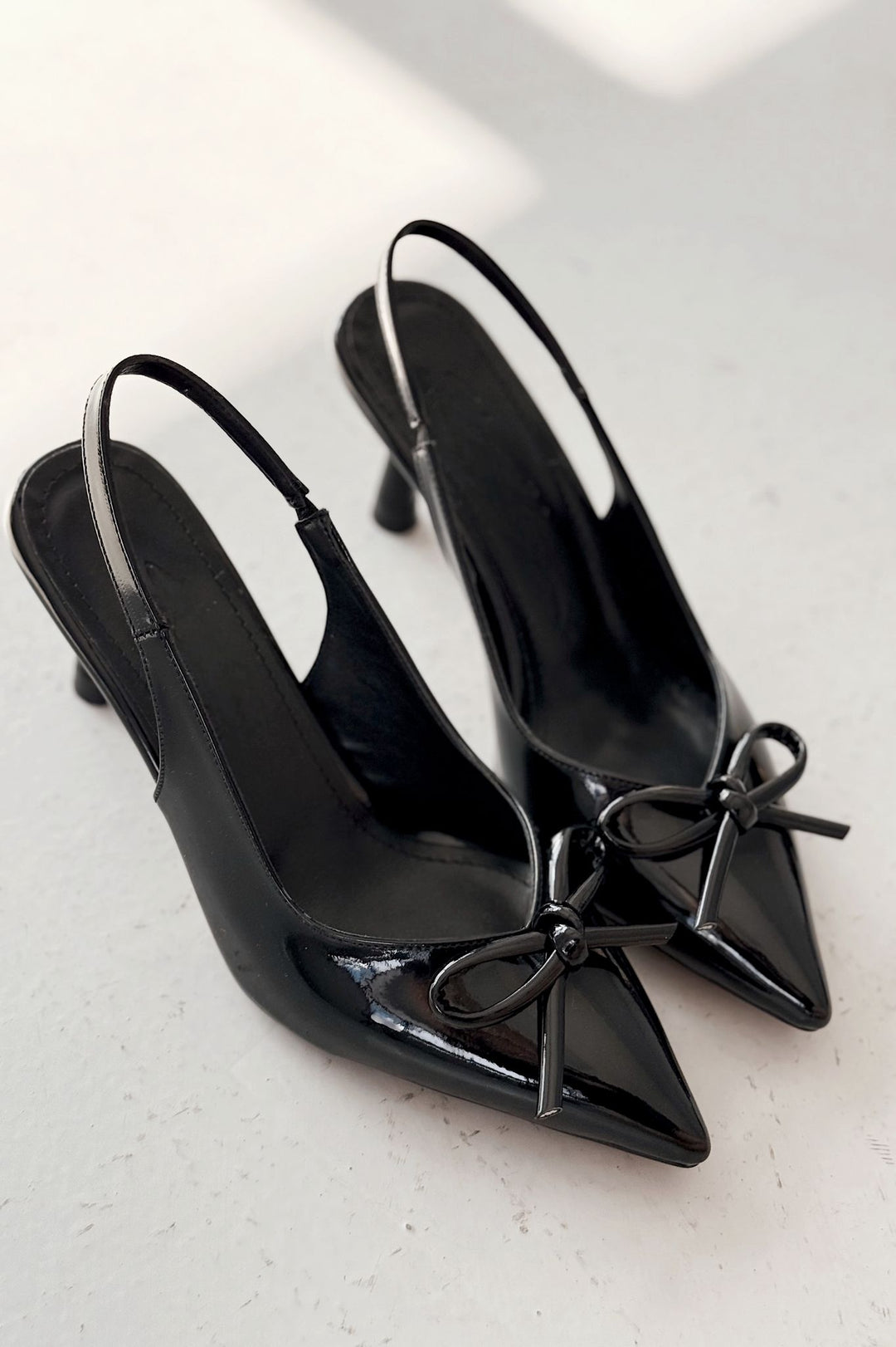Avalis Rugan Siyah Fiyonk Detaylı Topuklu Kadın Ayakkabı - ILOVESHOES Türkiye