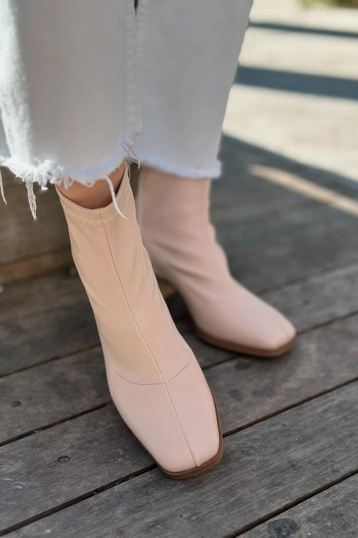 Daviyo Mat Deri Streç Kadın Bot Nude