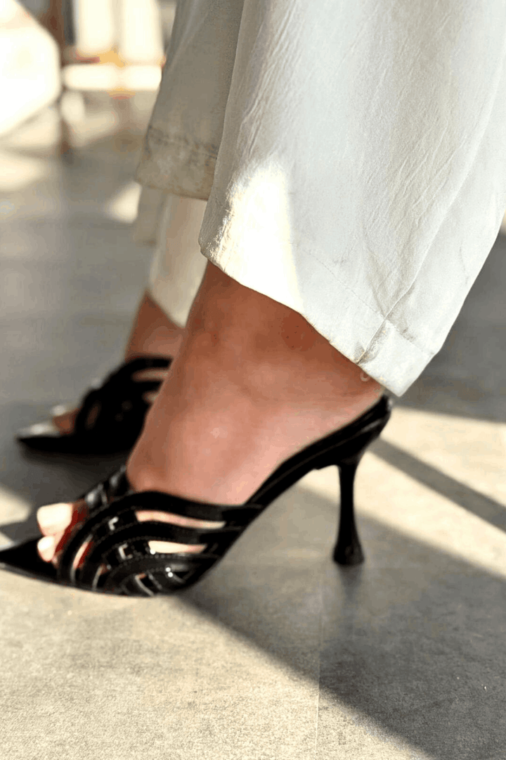 Lumon Parlak Deri Siyah Bant Detaylı Topuklu Terlik - ILOVESHOES