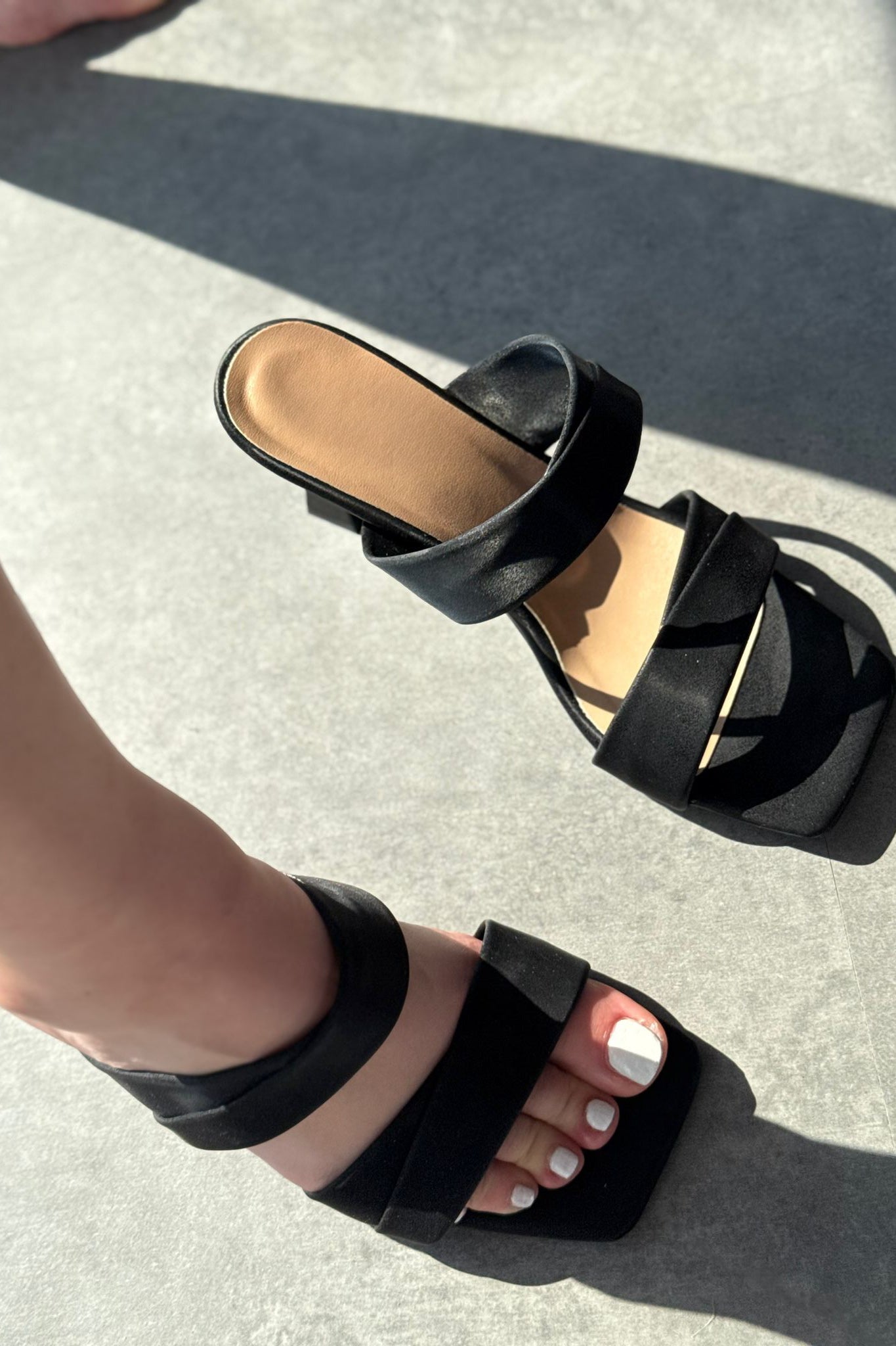 Mirvo Mat Deri Siyah Bant Detaylı Topuklu Terlik - ILOVESHOES