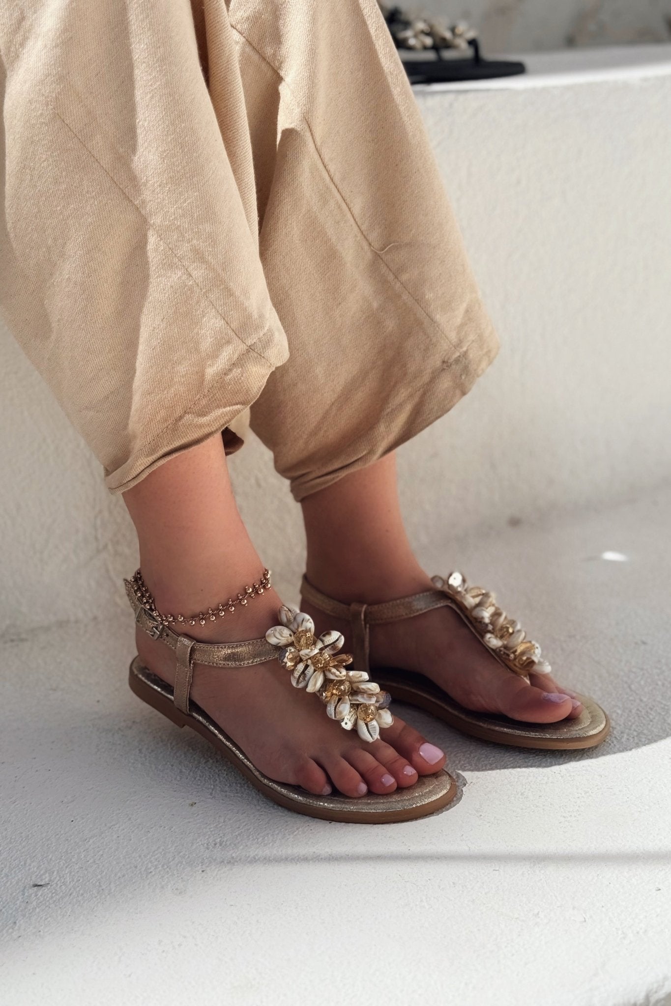 Wanids Parlak Saten Gold Deniz Kabuğu Detaylı Parmak Arası Sandalet - ILOVESHOES
