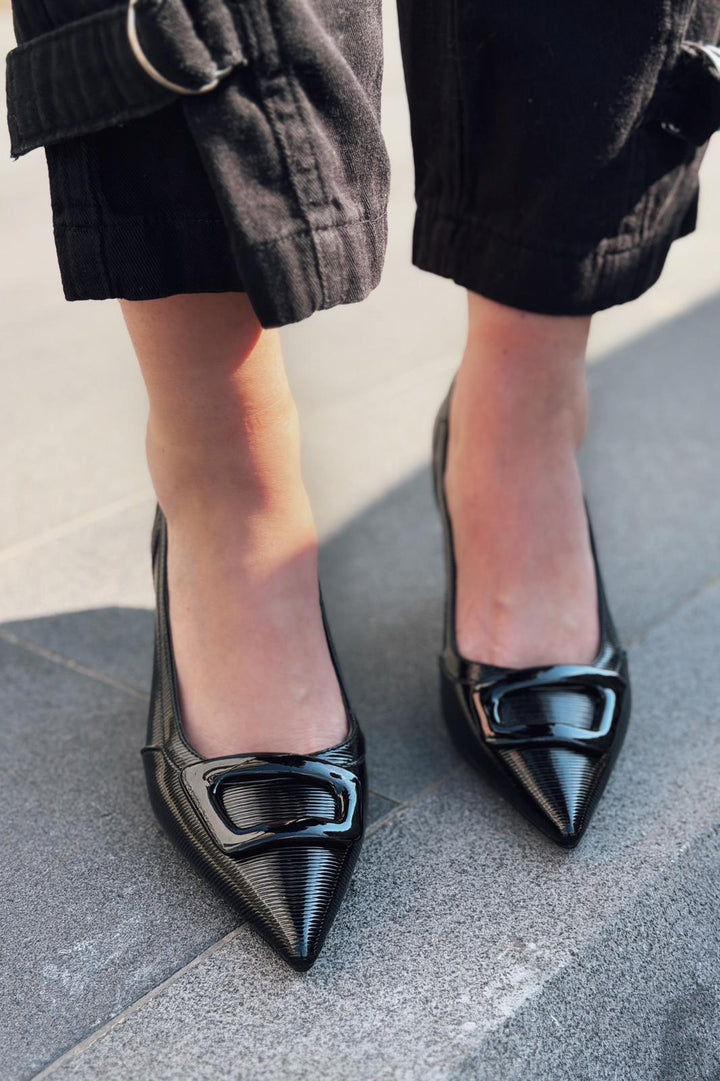 Finrel Stiletto Siyah Rugan Toka Detaylı - ILOVESHOES