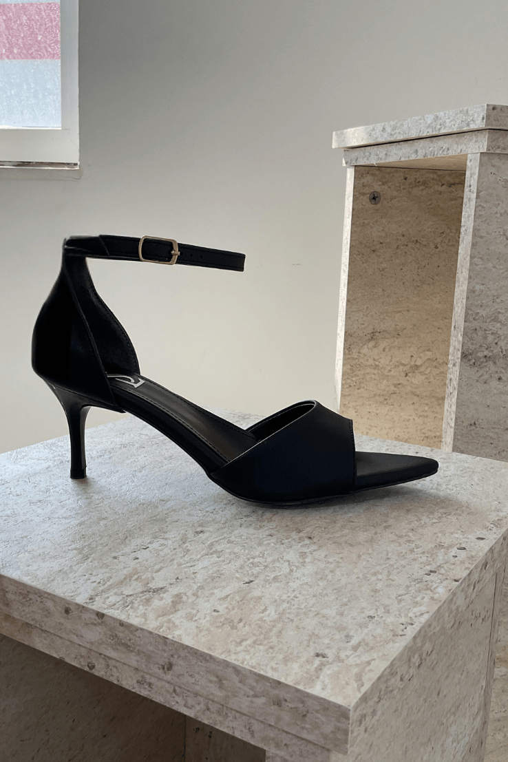 Roswed Mat Deri Toka Detaylı Sandalet Siyah - ILOVESHOES