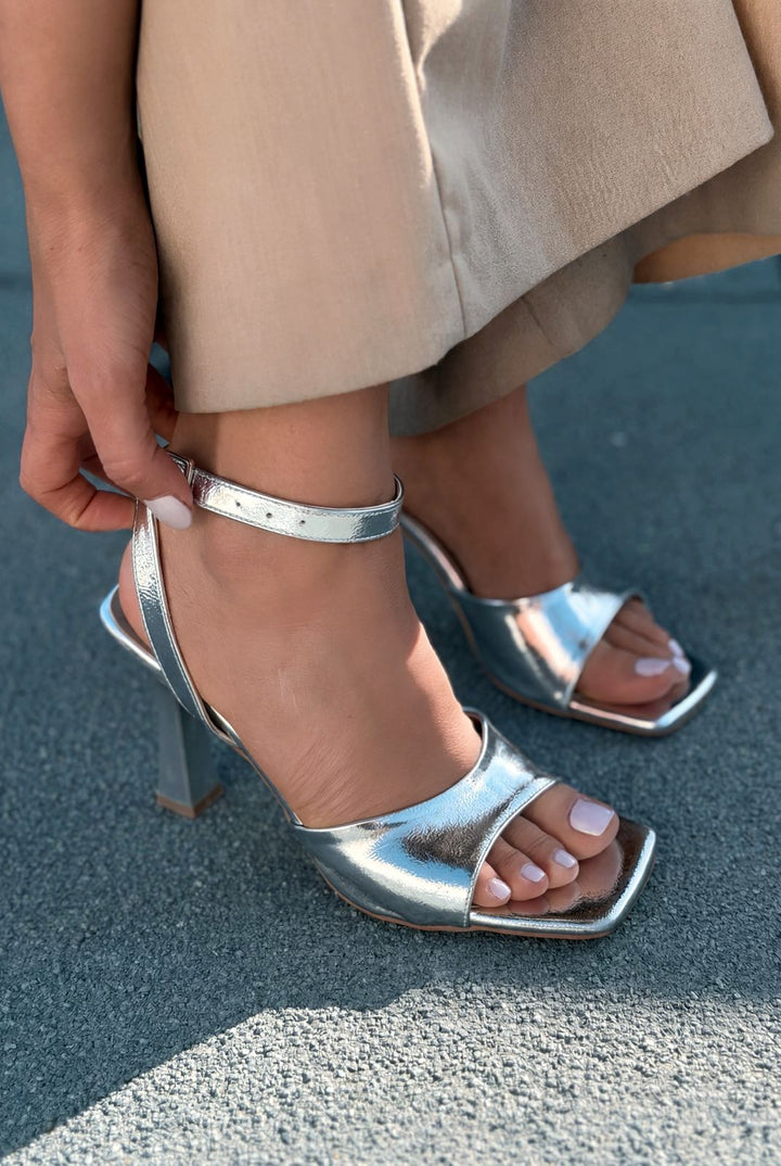 Velniel Gümüş Kırışık Deri Kadın Topuklu Sandalet - ILOVESHOES