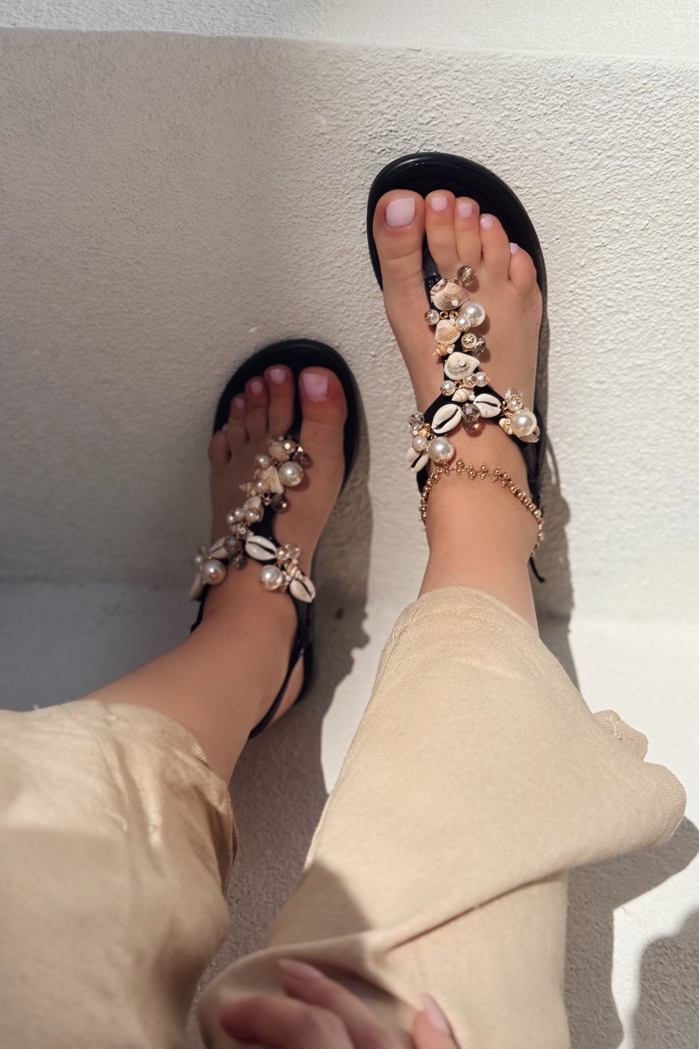 Rawelsa Parlak Saten Siyah Deniz Kabuğu Detaylı Parmak Arası Sandalet - ILOVESHOES
