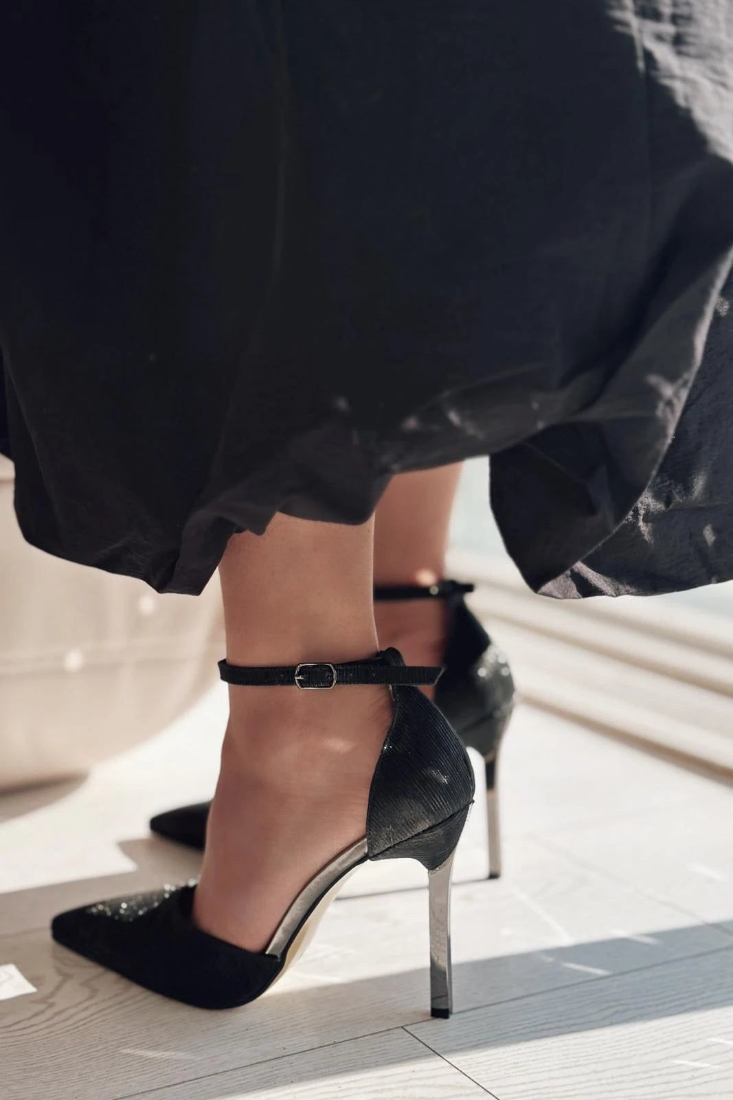 Wolly Parlak Deri Topuk Detaylı Stiletto Siyah