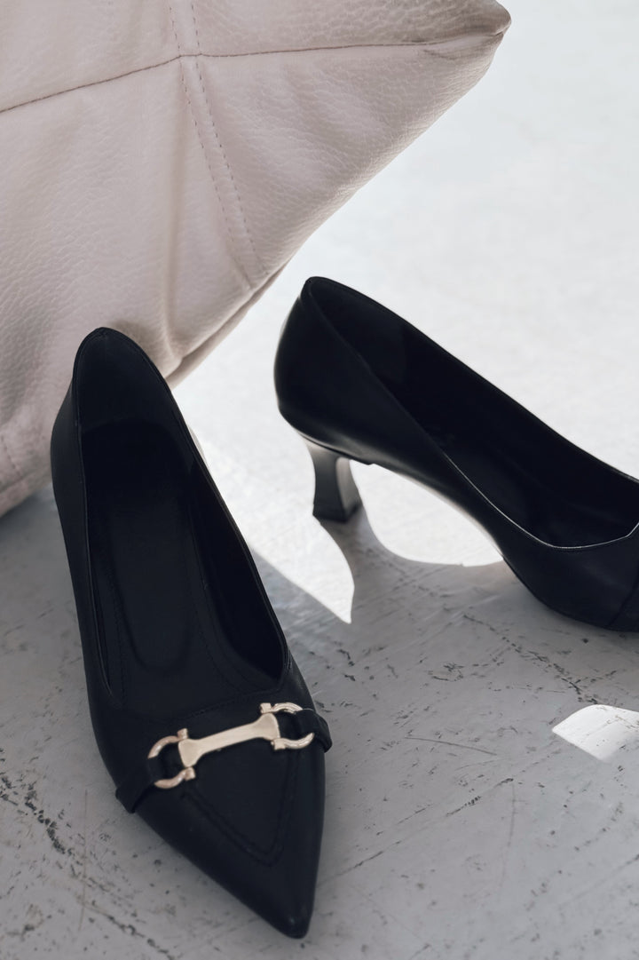 Maris Mat Deri Siyah Toka Detaylı Stiletto