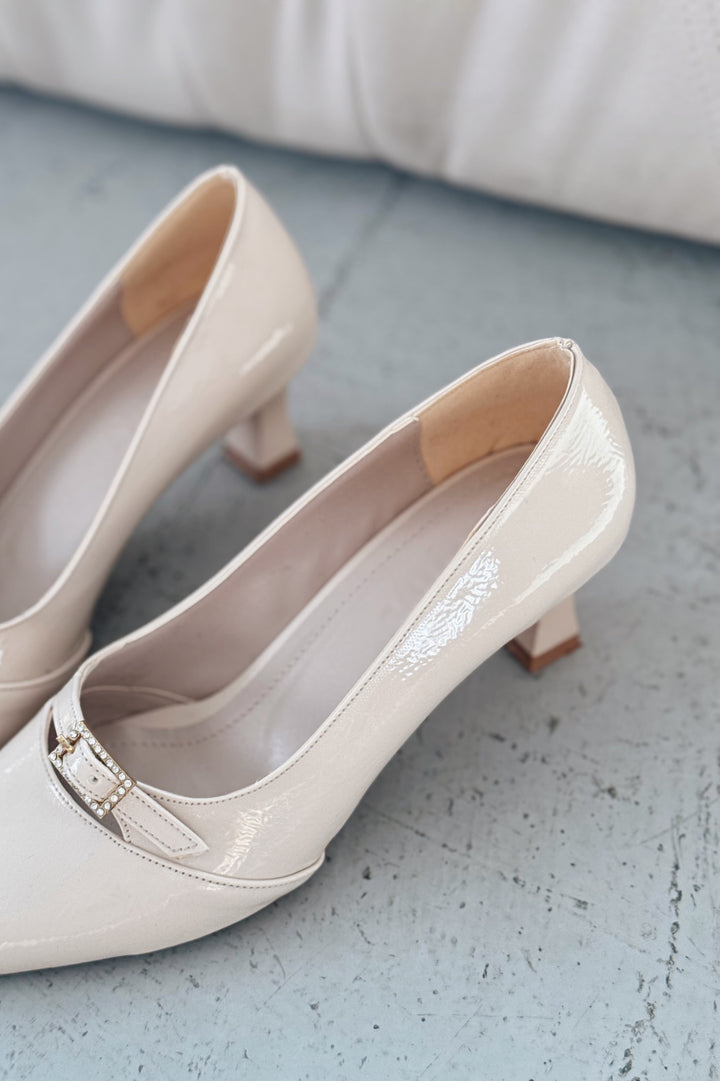 Jolor Parlak Deri Bej Toka Detaylı Stiletto