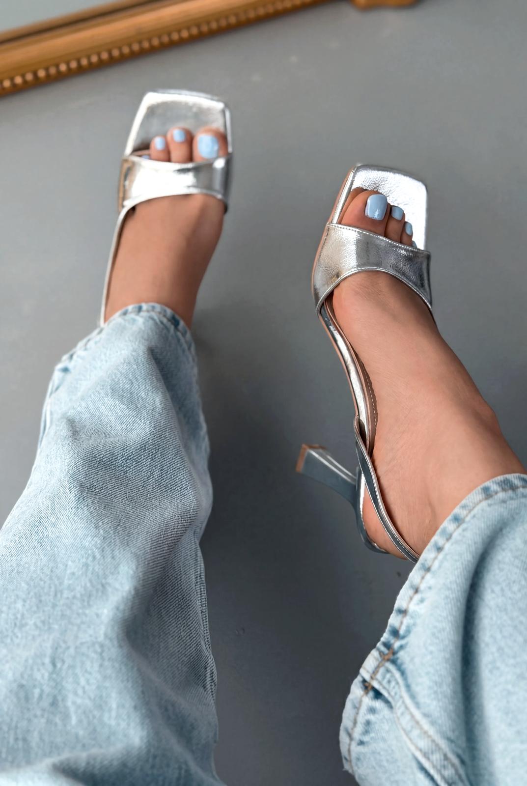 Solvion Gümüş Parlak Deri Kadın Topuklu Sandalet - ILOVESHOES