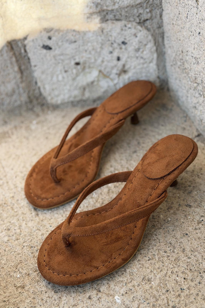 Arlene Topuklu Parmak Arası Terlik Taba Süet - ILOVESHOES