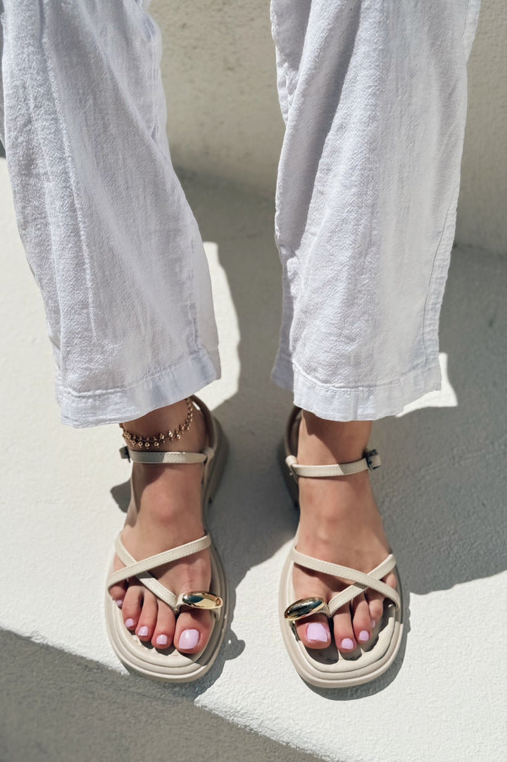 Telina Mat Deri Bej Toka Detaylı Kadın Sandalet - ILOVESHOES