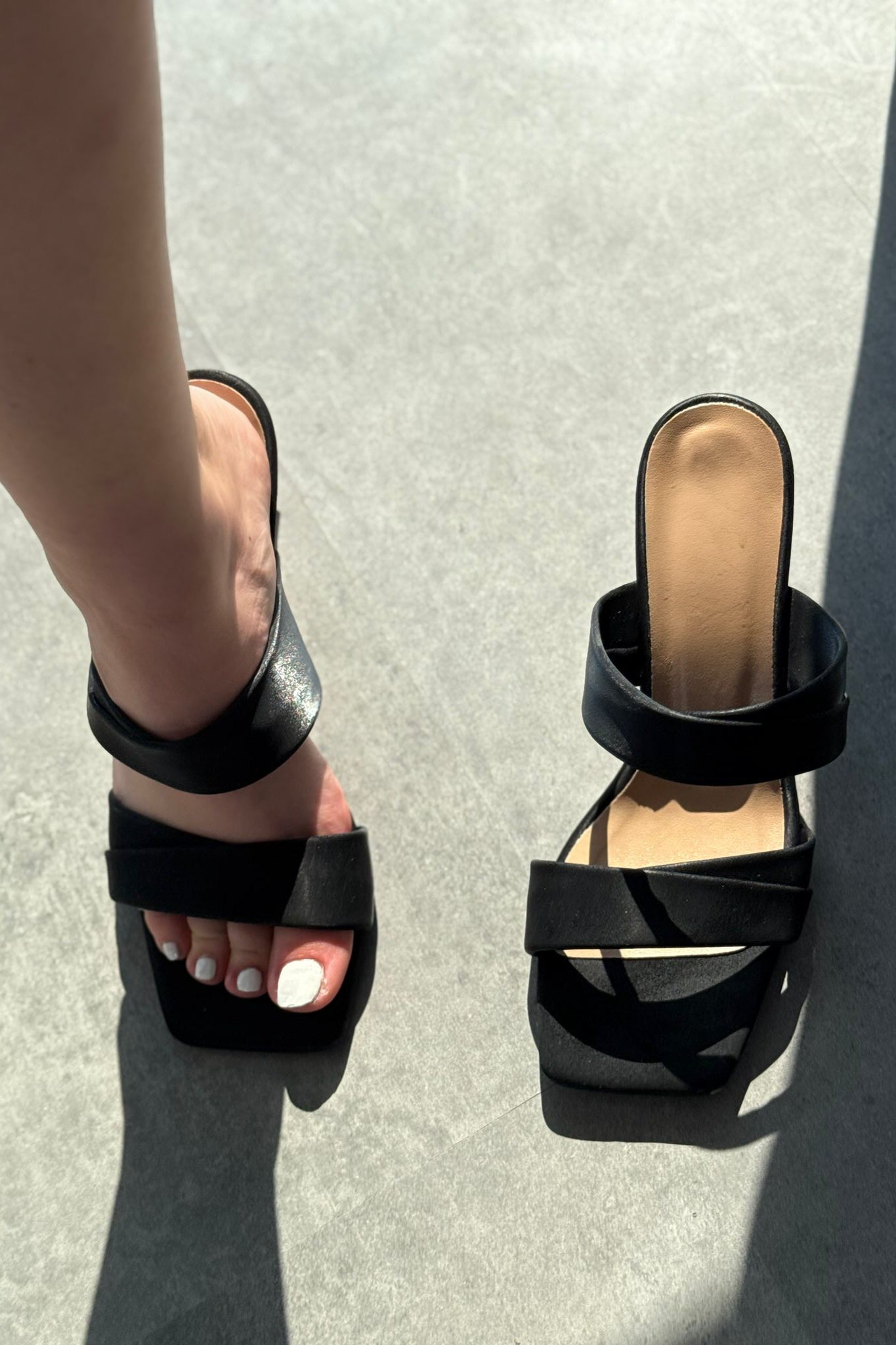 Mirvo Mat Deri Siyah Bant Detaylı Topuklu Terlik - ILOVESHOES