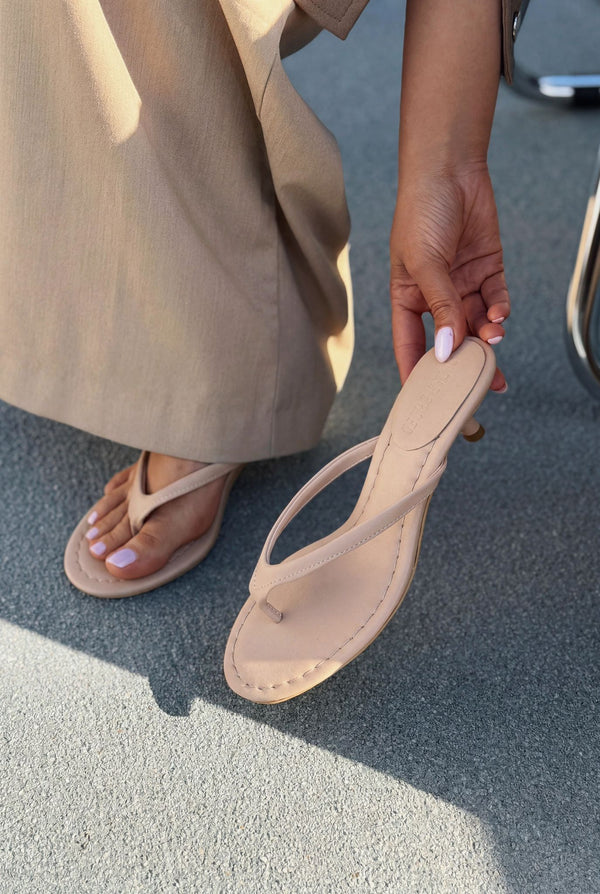 Arlene Nude Mat Deri Kadın Parmak Arası Topuklu Terlik - ILOVESHOES