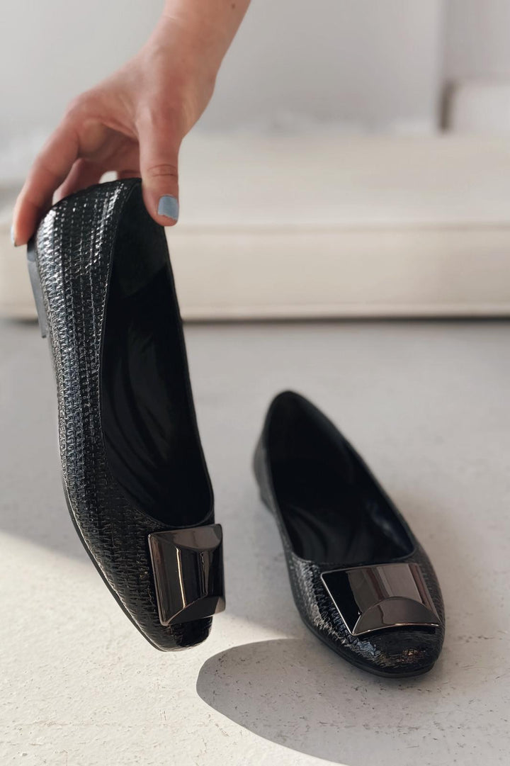 Axorend Parlak Deri Toka Detaylı Kadın Babet Siyah - ILOVESHOES
