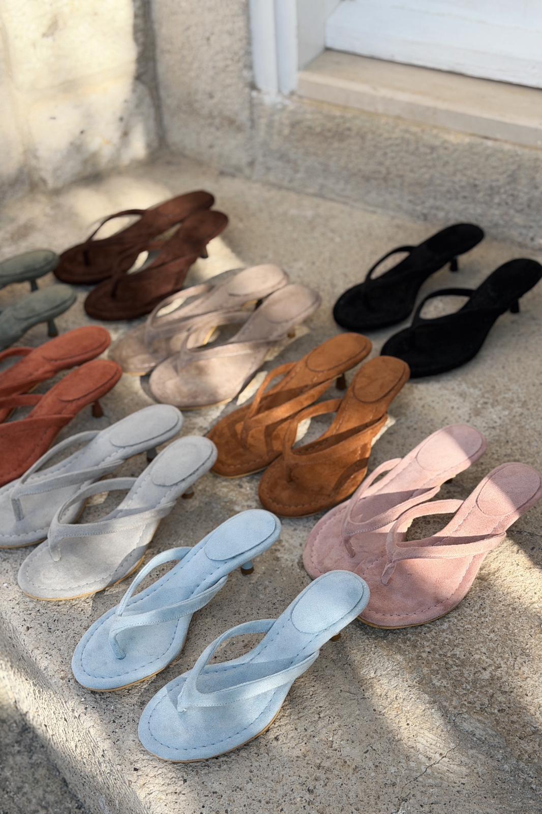 Arlene Topuklu Parmak Arası Terlik Acıkahve Süet - ILOVESHOES