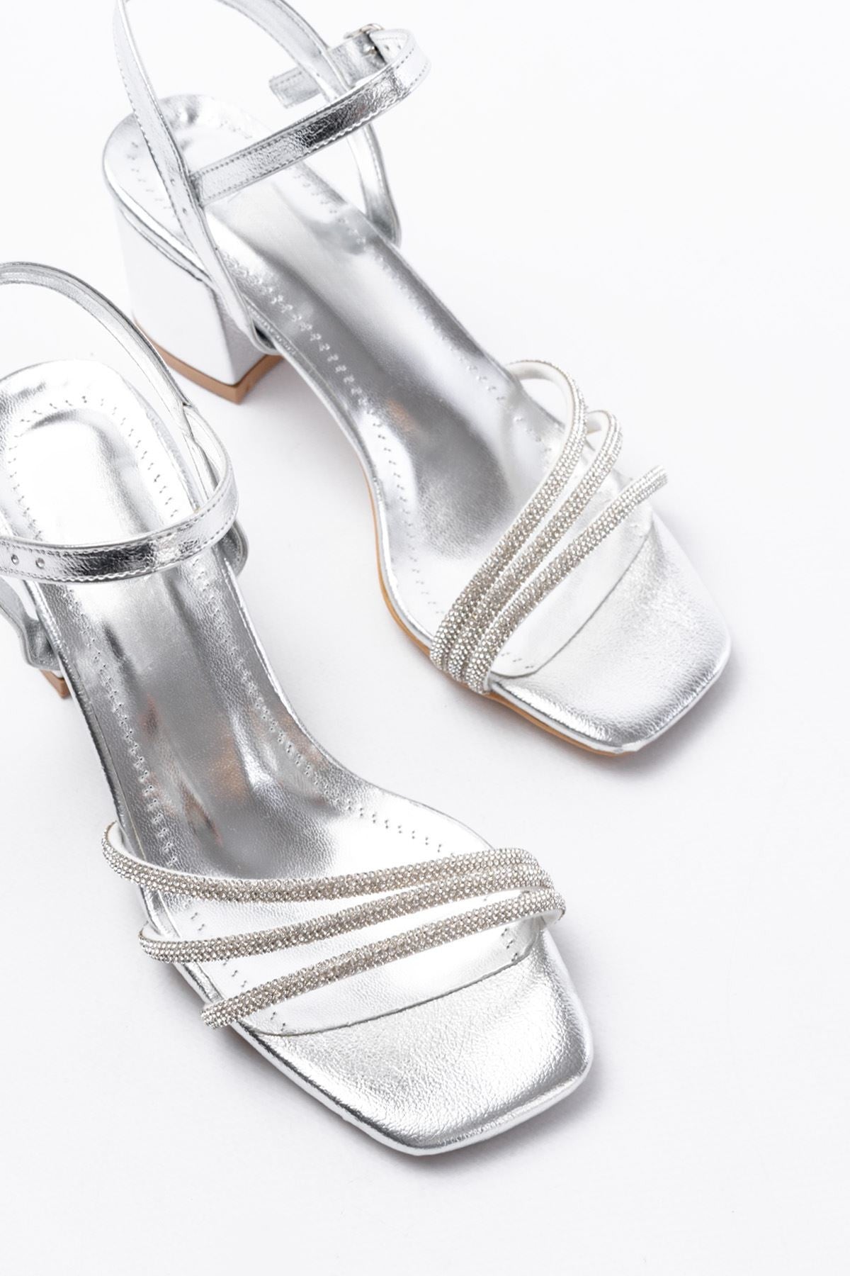 Toreda Parlak Deri Gümüş Bant Detaylı Topuklu Ayakkabı - ILOVESHOES