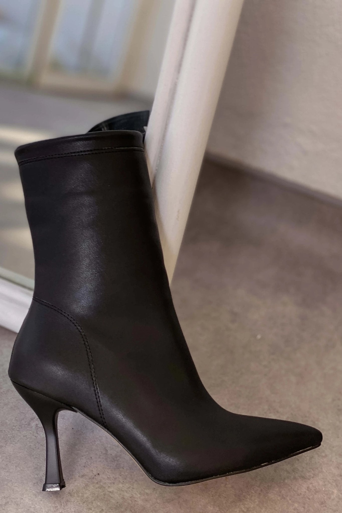 Licent Kadın Mat Deri Topuklu Bot Siyah - ILOVESHOES