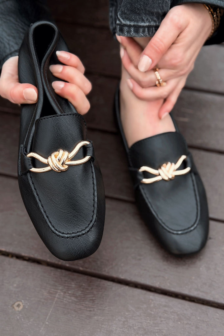 Avelis Kadın Loafer Siyah Mat Deri Fiyonk Detaylı - ILOVESHOES