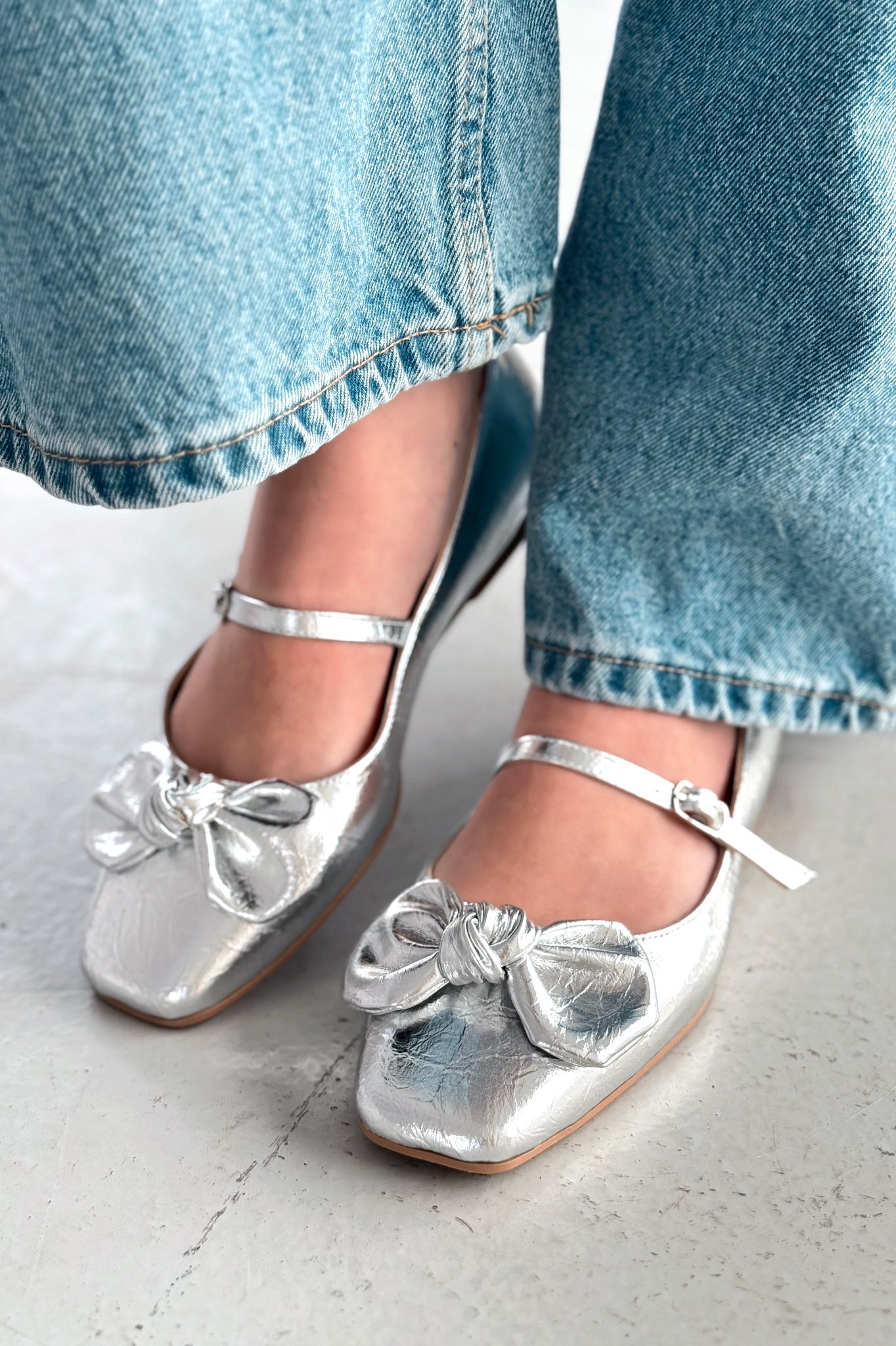 Ratins Kırışık Deri Gümüş Kurdele Detaylı Kadın Babet - ILOVESHOES