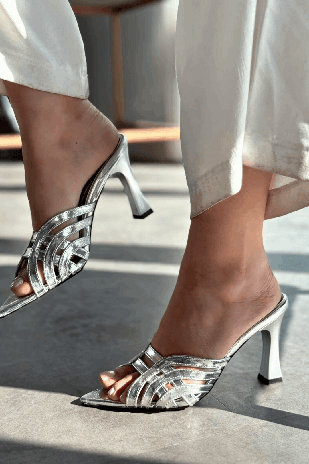 Lumon Parlak Deri Gümüş Bant Detaylı Topuklu Terlik - ILOVESHOES